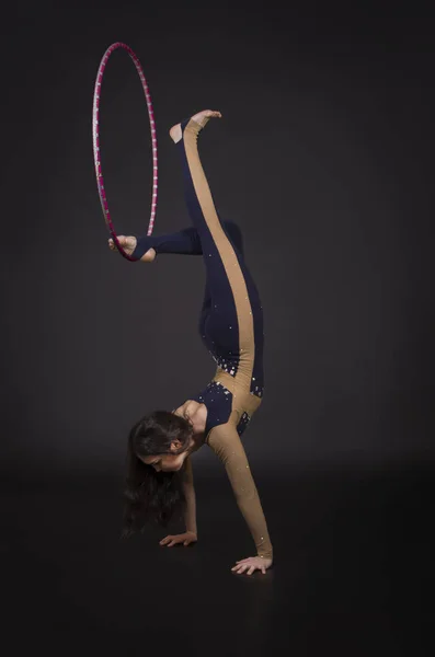 体操运动与呼啦圈女孩表演马戏团的艺术家. — 图库照片