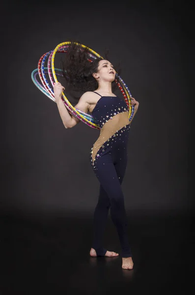 体操运动与呼啦圈女孩表演马戏团的艺术家. — 图库照片