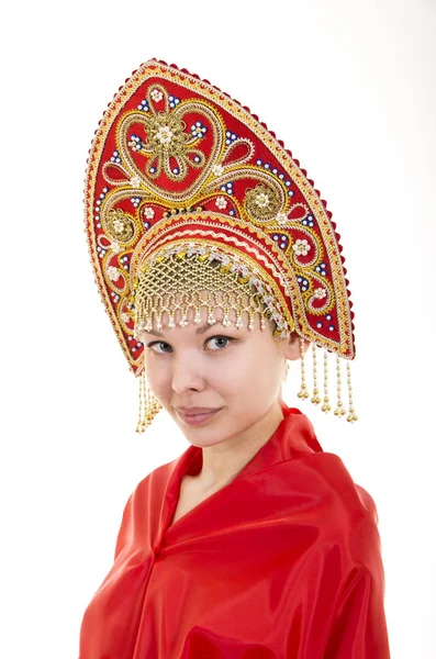 Kokoshnik (머리 장식)와 흰색 바탕에 빨간색 드레스에 웃는 여자의 초상화. — 스톡 사진