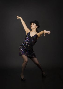 Dans şapka içinde genç bir kadın.