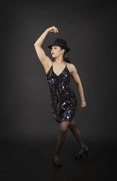 Una joven con sombrero bailando . — Foto de Stock