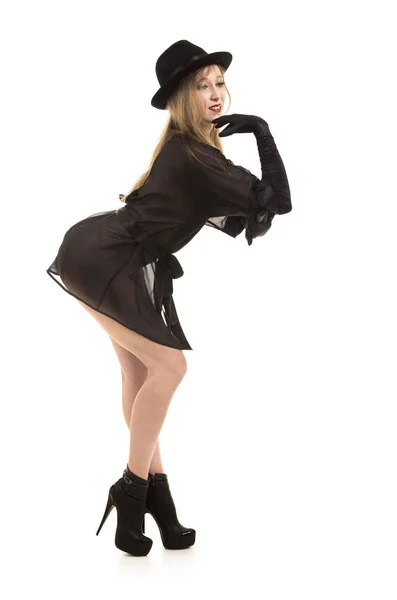 Menina bonita em túnica preta, chapéu preto e sapatos pretos . — Fotografia de Stock