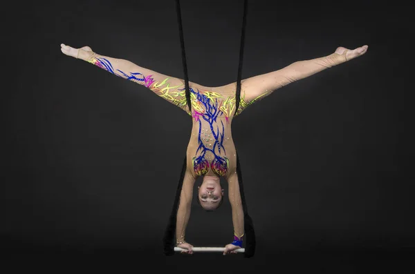 Aerial acrobat in the trapeze. — Stock Photo, Image