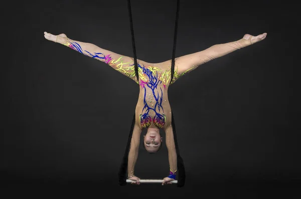 Acróbata aérea en el trapecio . —  Fotos de Stock