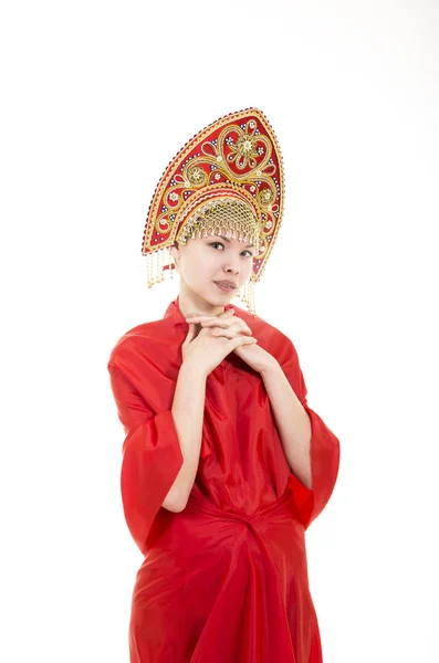 Kokoshnik (머리 장식)와 흰색 바탕에 빨간색 드레스에 웃는 여자의 초상화. — 스톡 사진