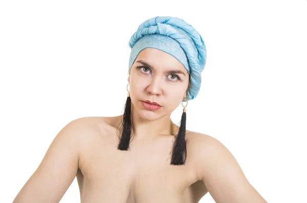Ritratto di giovane donna nuda in turbante blu . — Foto Stock