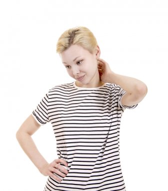 Çizgili tee gömlek genç kadın.