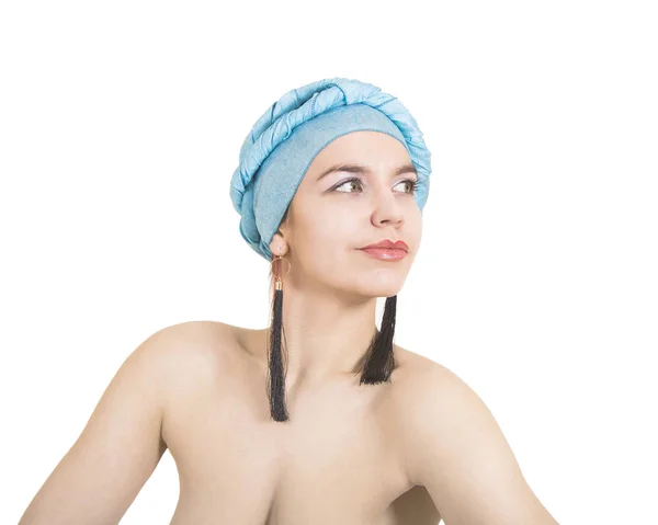 Porträtt av en naken ung kvinna i en blå turban. — Stockfoto