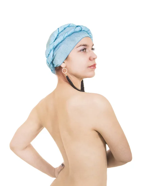 Porträtt av en naken ung kvinna i en blå turban. — Stockfoto