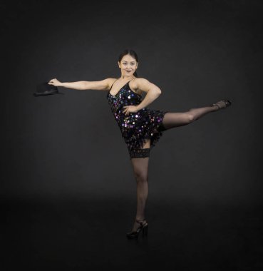 Dans şapka içinde genç bir kadın.