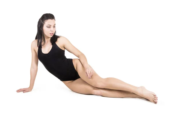 Jonge vrouw houdt zich bezig met fitness en yoga. — Stockfoto