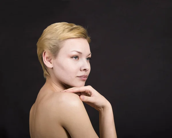 Porträtt av blond flicka på mörk bakgrund. — Stockfoto
