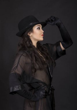 Güzel genç kız siyah ceket, siyah eldiven ve siyah şapka.
