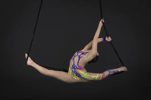 Una Joven Realiza Los Elementos Acrobáticos Trapecio Aire Estudio Rodaje —  Fotos de Stock