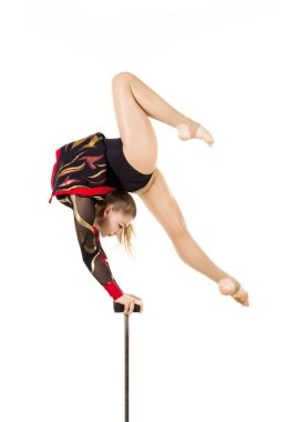 Kırmızı ve siyah takım elbiseli güzel denge, akrobatik bastonlar üzerinde egzersiz yapar..