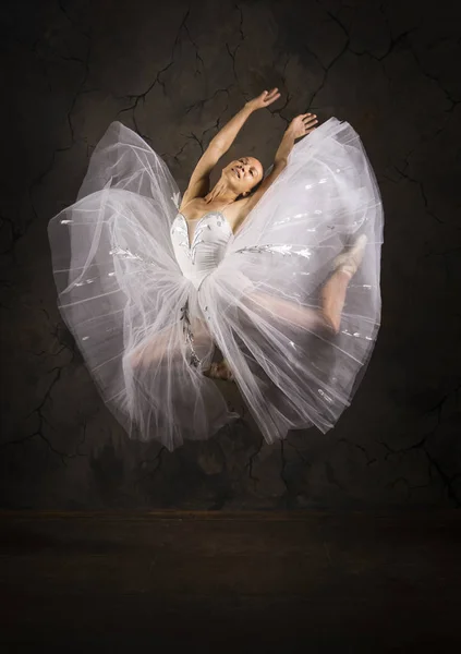 Menina esbelta em um espartilho branco tutu dança balé . — Fotografia de Stock