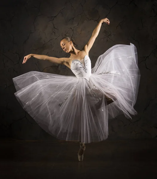 Menina esbelta em um espartilho branco tutu dança balé . — Fotografia de Stock