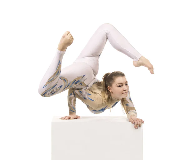 Acrobat haciendo gimnasia, un joven artista de circo con un traje blanco y azul, realiza elementos acrobáticos . —  Fotos de Stock