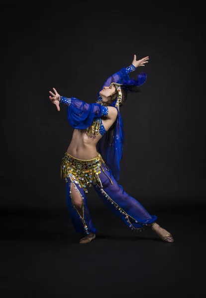 Muchacha joven y sonriente bailando la danza oriental. . — Foto de Stock