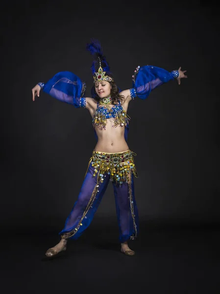 Young,smiling girl dancing the Eastern dance.Belly dance stage performance. — Stock Photo, Image