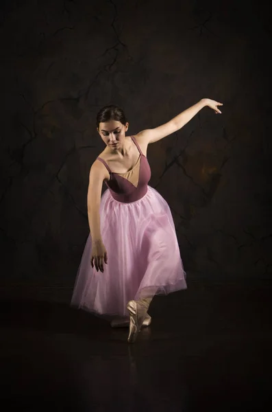 Une fille élancée dans une jupe rose et un ballet de danse beige . — Photo