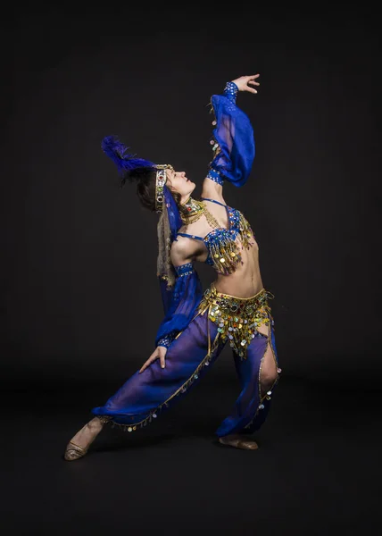 Muchacha joven y sonriente bailando la danza oriental. . — Foto de Stock