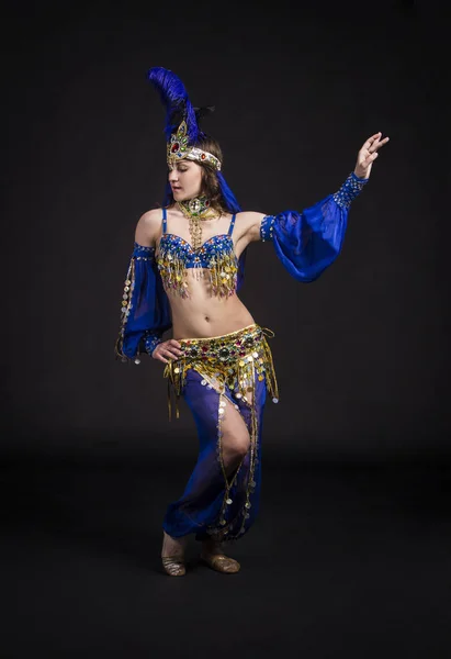 Young,smiling girl dancing the Eastern dance.Belly dance stage performance. — Stock Photo, Image