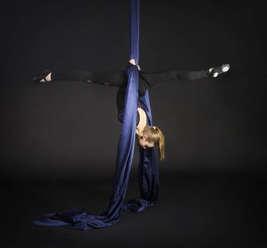 Aerialist ipek üzerinde numaralar yapıyor..