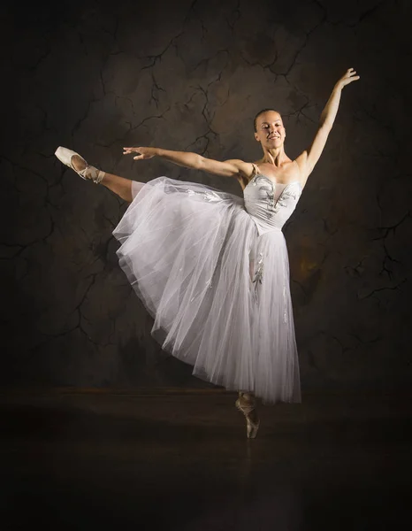 Ragazza snella in un corsetto bianco tutù danza balletto. Studio riprese su sfondo scuro, immagini isolate . — Foto Stock