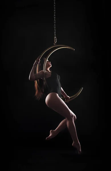 Девушка, воздушный акробат, выступает на спортивном инвентаре типа "луна" . — стоковое фото