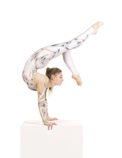 Acrobat haciendo gimnasia, un joven artista de circo con un traje blanco y azul, realiza elementos acrobáticos . — Foto de Stock