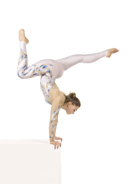 Acrobat haciendo gimnasia, un joven artista de circo con un traje blanco y azul, realiza elementos acrobáticos . — Foto de Stock