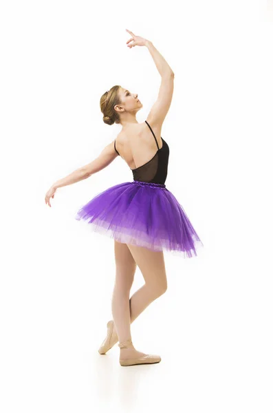 Fille en tutu violet et justaucorps noir danse ballet . — Photo
