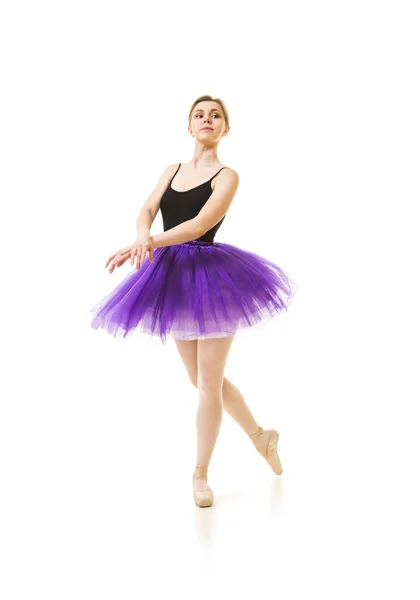 紫のチュチュと黒のレオタードダンスバレエの女の子. — ストック写真