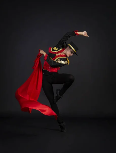 Ragazza di plastica che balla con grazia in un costume da palcoscenico stilizzato come un torero . — Foto Stock