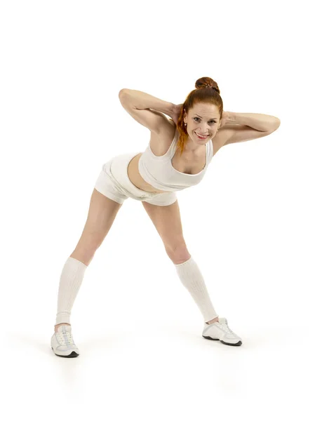 Молодая женщина занимается фитнесом и йогой . — стоковое фото