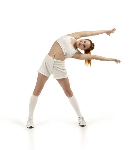 Jeune femme est engagée dans le fitness et le yoga . — Photo