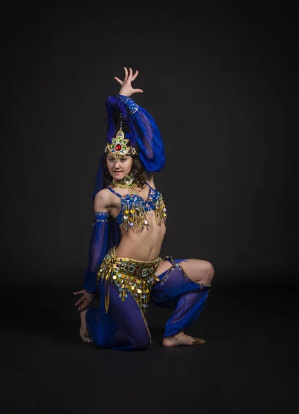 Young,smiling girl dancing the Eastern dance.Belly dance stage performance. — Stock Photo, Image