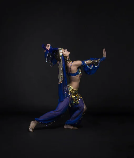 Muchacha joven y sonriente bailando la danza oriental. . — Foto de Stock