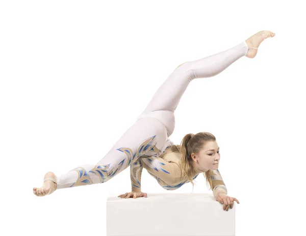 Acrobat Uprawiający Gimnastykę Młody Artysta Cyrkowy Biało Niebieskim Garniturze Wykonuje — Zdjęcie stockowe
