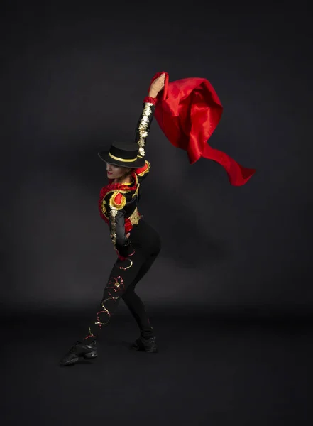 Plastflickan Dansar Graciöst Scenkostym Stiliserad Som Tjurfäktare Studio Fotografering Mörk — Stockfoto