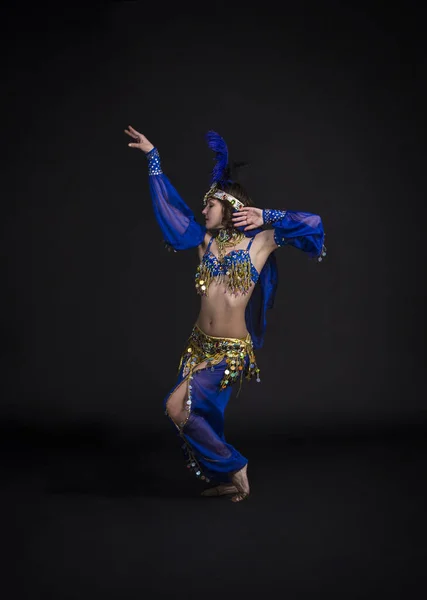 Молодая Улыбающаяся Девушка Танцует Восточные Танцы Съемки Студии Тёмном Фоне — стоковое фото