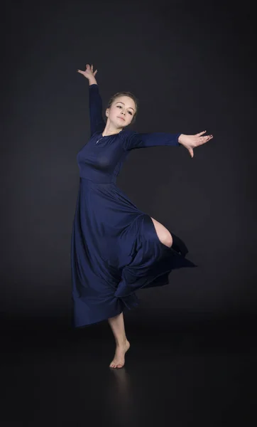 Una Chica Vestido Azul Con Pelo Claro Está Bailando Ballet — Foto de Stock