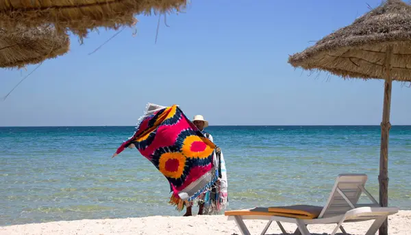 O vendedor de xales na praia na Tunísia — Fotografia de Stock