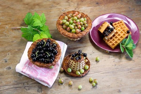 Kahvaltı Belçika waffle taze çilek, siyah kuş üzümü ve bektaşi tablo sepetleri