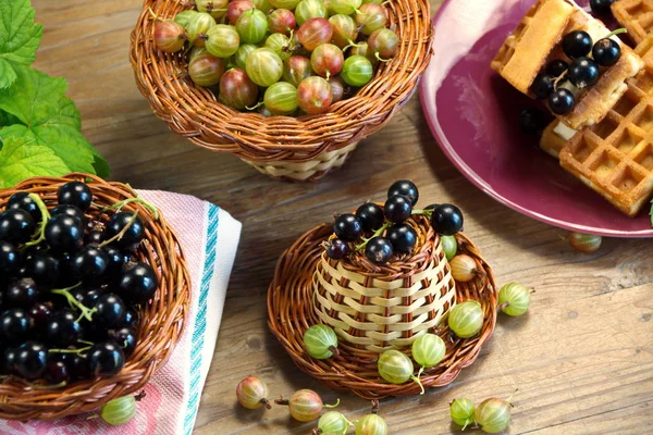Kahvaltı Belçika waffle taze çilek, siyah kuş üzümü ve bektaşi tablo sepetleri