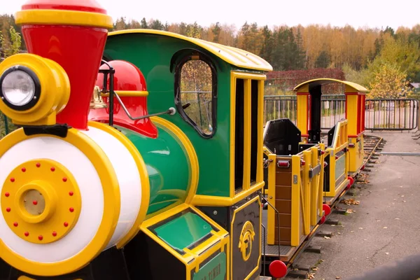 Παιδική Σιδηροδρόμων Στο Φθινόπωρο Λούνα Παρκ Στο Φόντο Του Δάσους — Φωτογραφία Αρχείου