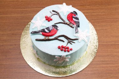 güzel tatlı pasta dekoratif kuşlar noel tatili tablo için bulfinches desen