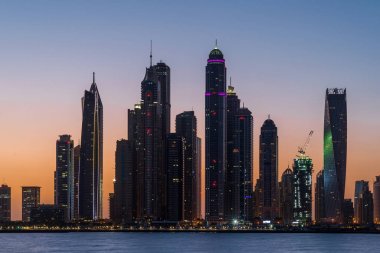 Uzun boylu Dubai Yat Limanı gökdelenler olarak Palm Jumeirah UAE üzerinden görüldü.
