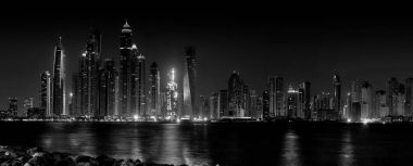 Uzun boylu Dubai Yat Limanı gökdelenler olarak Palm Jumeirah UAE üzerinden görüldü.